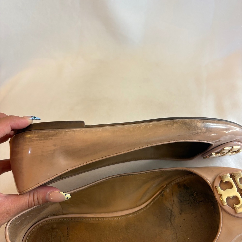 Tory Burch Claire Ballet Flats Nude Patent Leather Gold Logo Medallion Size 9 - Picture 3 of 5
